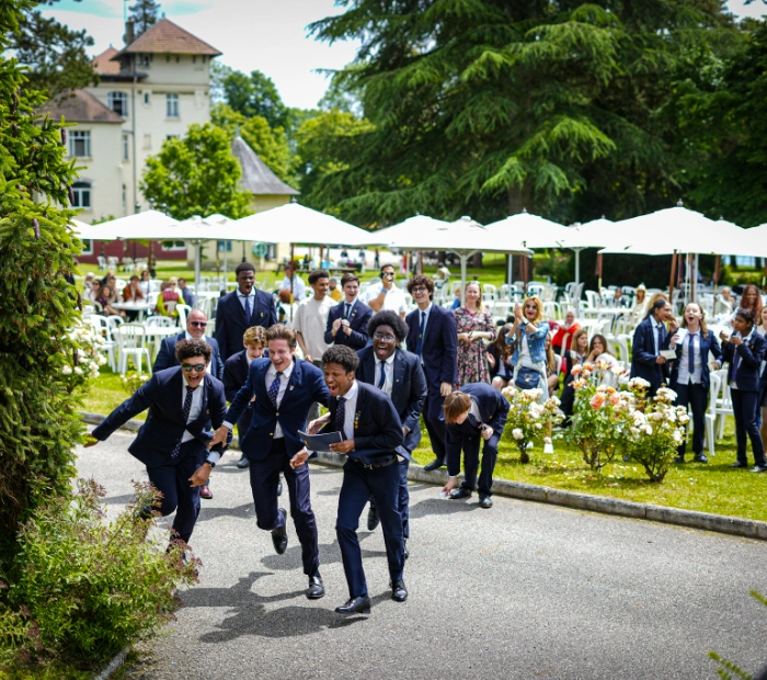 Groupes d'étudiant·es lors d'une cérémonie de l'École des Roches